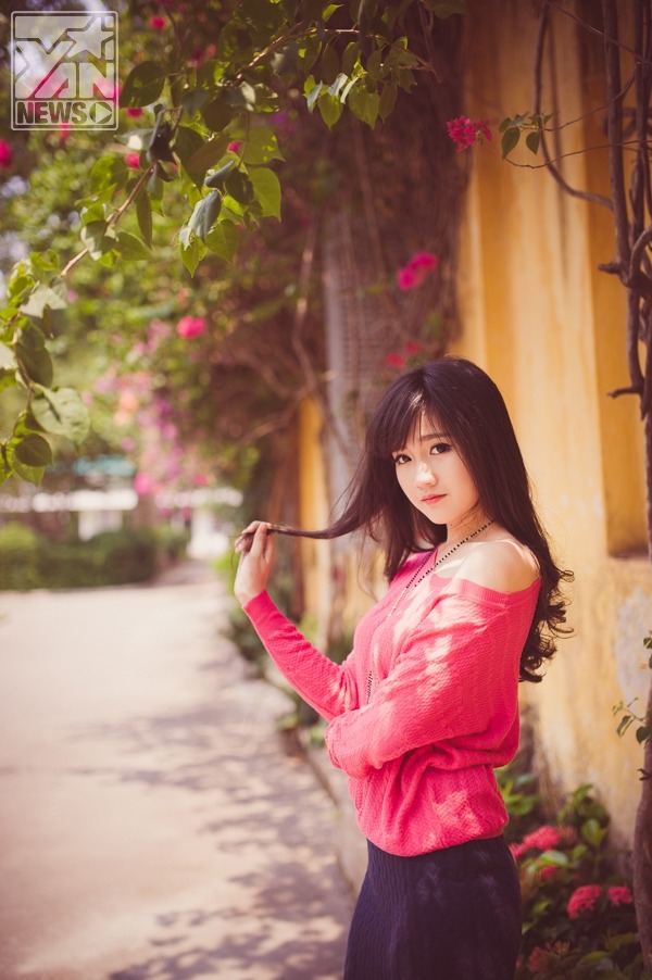 将警花吊起来蹂躏双乳